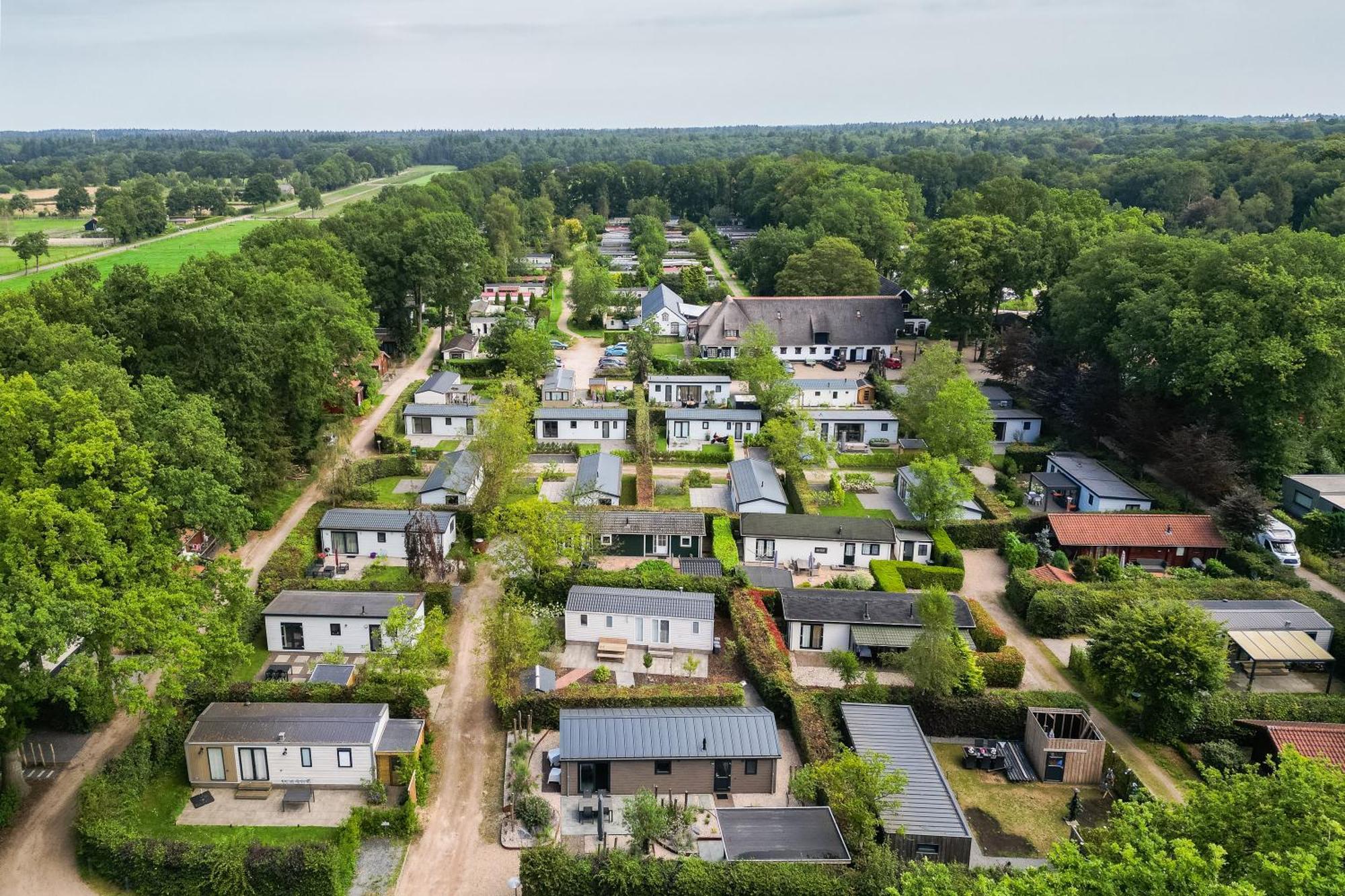Modern Ingericht Chalet Op Groen Park Op De Veluwe 에페 외부 사진